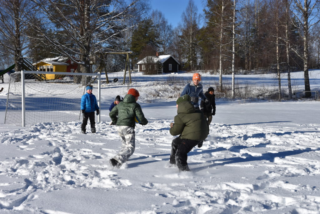 Barn som leker i snøen