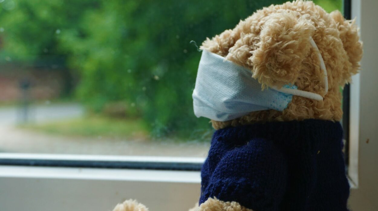 Bamse i vindu med munnbind