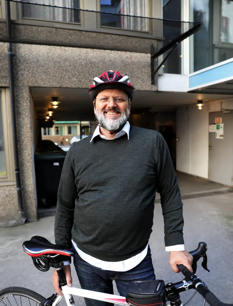 Dag William Haugeto med sykkel