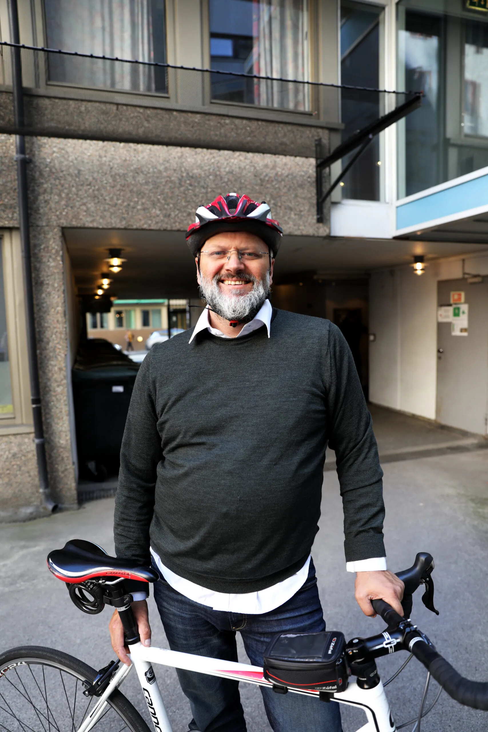 Dag William Haugeto med sykkel