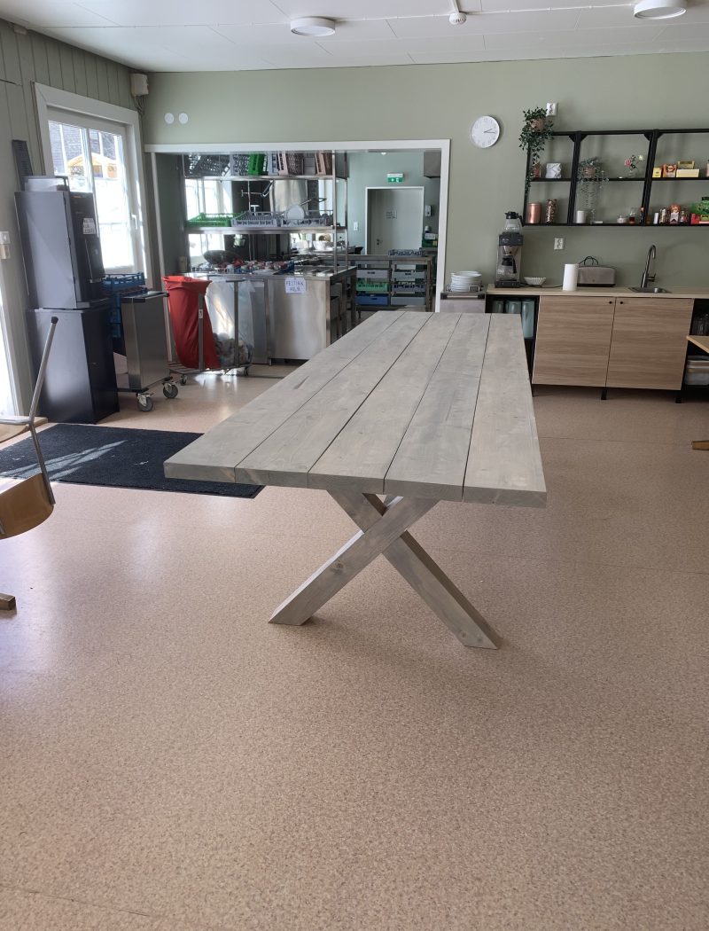 Serveringsbord i spisesal, foran innredning