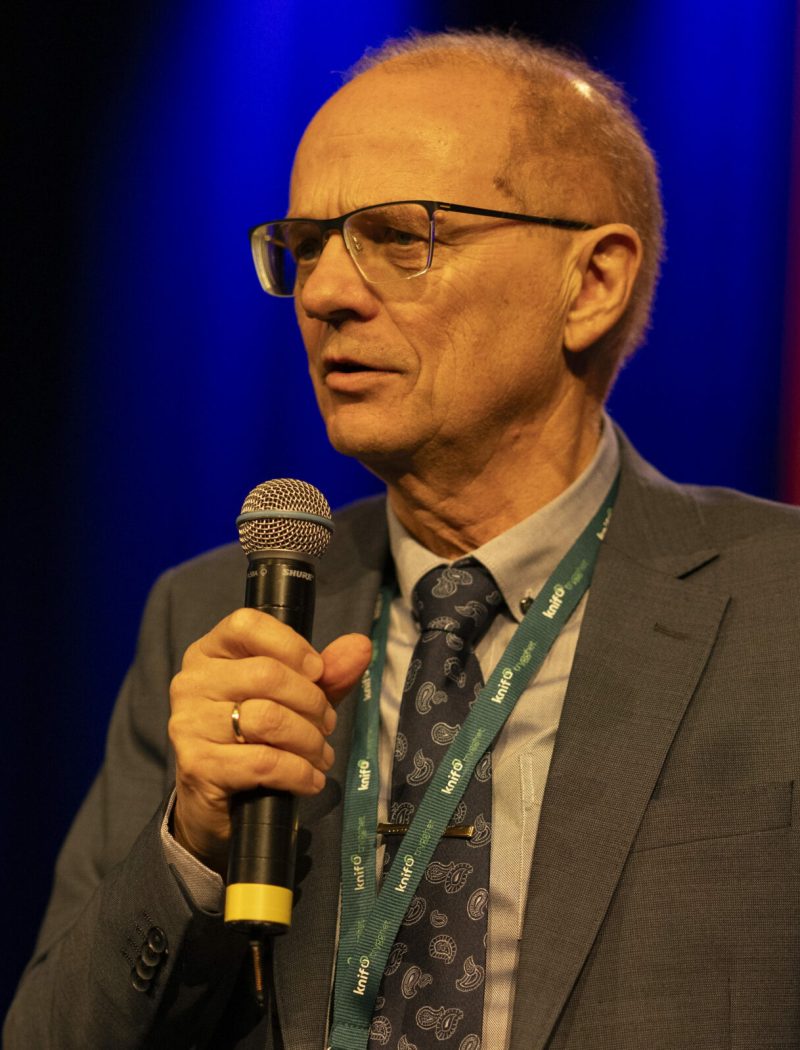 Hallgeir Solberg i profil med mikrofon