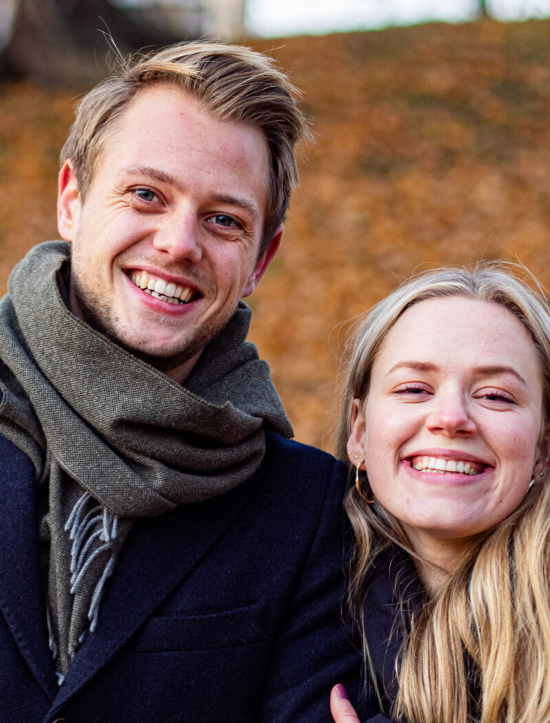 Johanne og Samuel i parken med løv i bakgrunnen