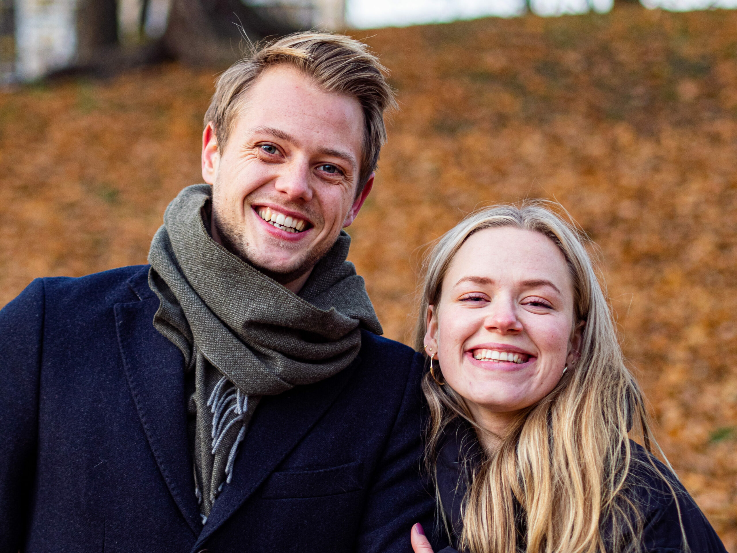 Johanne og Samuel i parken med løv i bakgrunnen